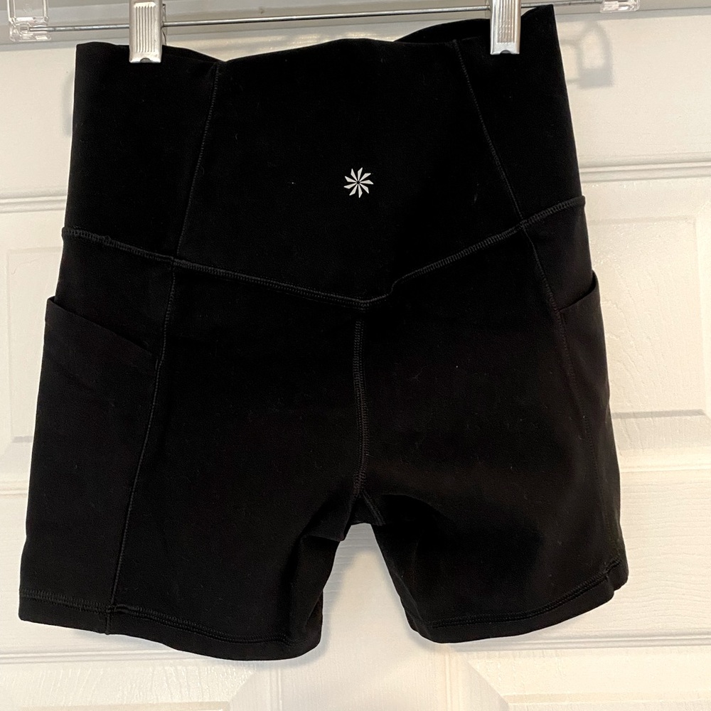 Athleta Salutation Stash Pocket Shorts 5” size XS